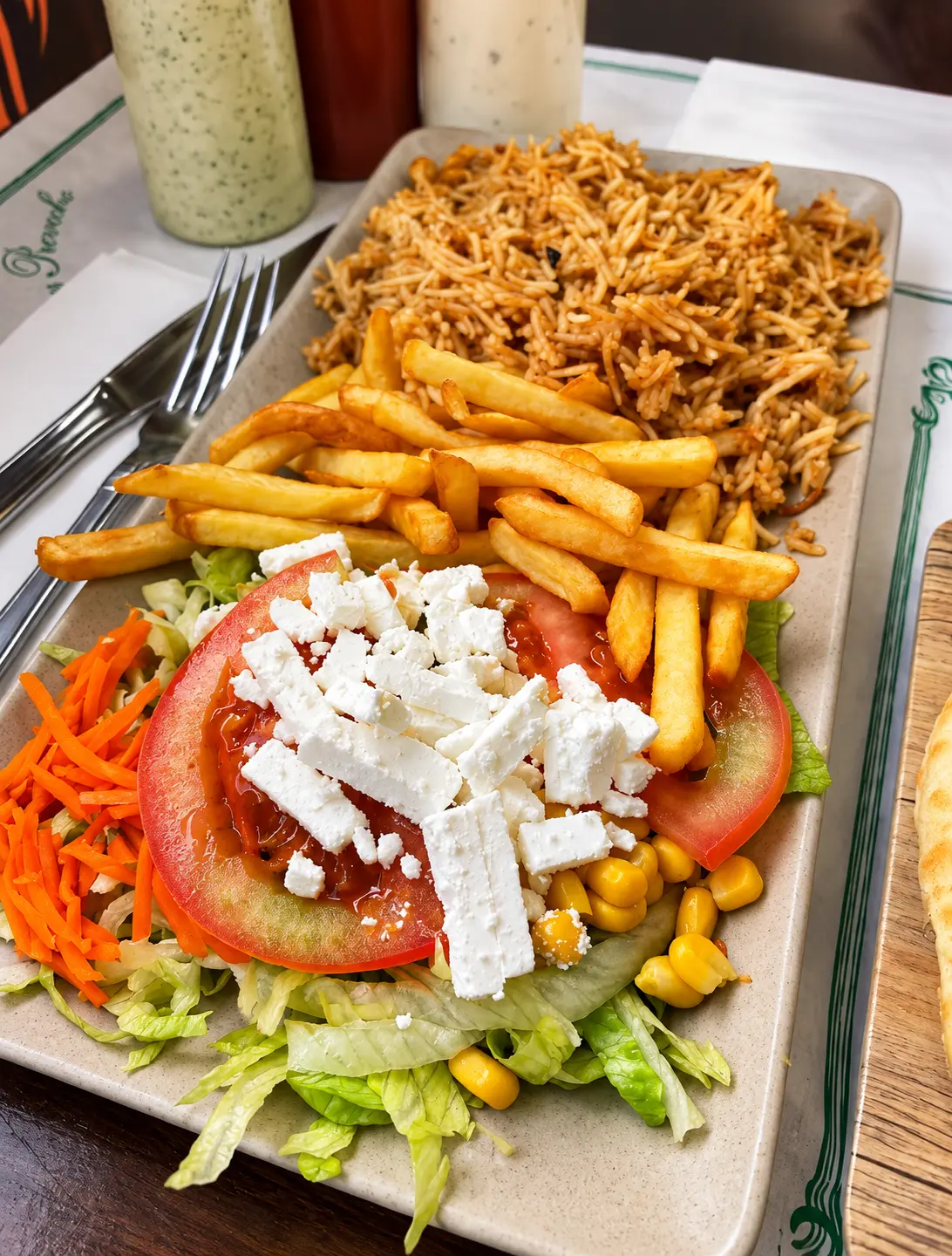 Plato kebab con ensalada
