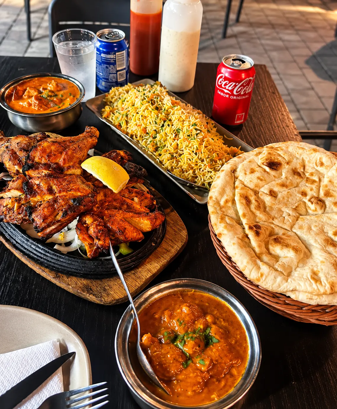 Parrillada con naan, arroz y curry